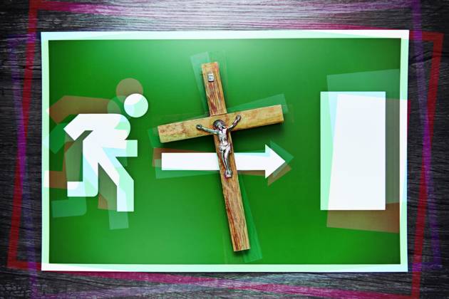 Kreuz und Notausgangsschild, Symbolfoto Kirchenaustritte