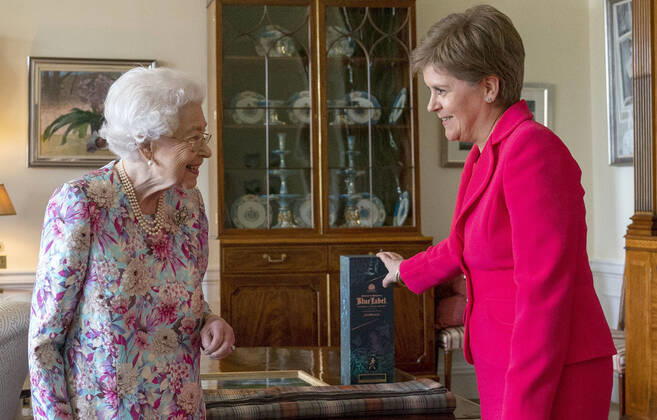 Bilder des Jahres 2022, News 06 Juni News Themen der Woche KW26 . 29 06 2022. Edinburgh, United Kingdom. Queen Elizabeth II receives First Minister of Scotland Nicola Sturgeon during an audience at the Palace of Holyroodhouse in Edinburgh, Scotland.  xPoolx xi-Imagesx IIM-23565-0004