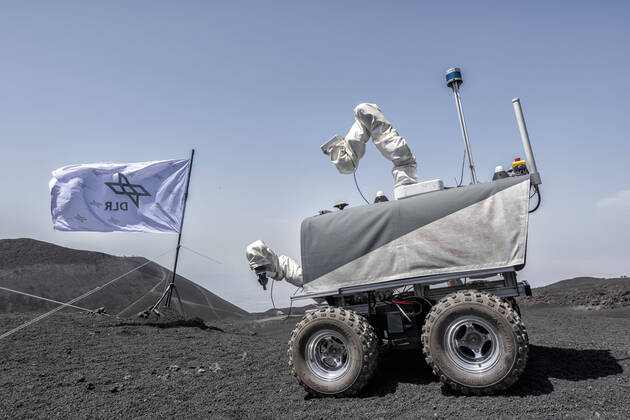 Bilder des Jahres 2022, News 06 Juni News Themen der Woche KW26 News Bilder des Tages Italien, ARCHES Roboter von DLR und ESA erkunden Vulkan Ätna als Quasi-Mond June 29, 2022, Nicolosi, Catania, Italy: The extraordinary similarity, that between the black lava expanses of Etna and the lunar soil, is making it possible, from 12 June to 9 July 2022, to create the Arches Space-Analog Demonstration. A three-step analog mission in a base camp at an altitude of 2600 meters on the highest volcano in Europe. A project by the German Aerospace Center, with the participation of ESA, the European Space Agency, to test the performance of different types of Rovers that scientifically focus on geological research and radio astronomy. Fundamental simulations in view of a future space station, the Lunar Gateway. Nicolosi Italy - ZUMAf148 20220629_zip_f148_007 Copyright: xVitoxFinocchiarox