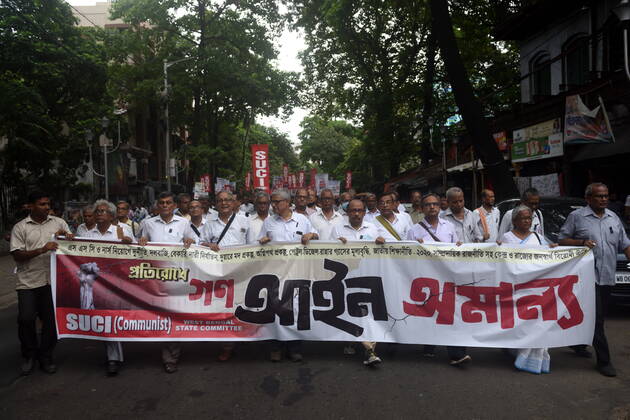 June 29, 2022, Kolkata, West Bengal, India: June 29, 2022, Kolkata, India: Social Unity Center of India (SUCI) Activists take part during Mass Law Violation rally against the Central Government s new radical schemes. They also protested against the State Government s inability to recruit the vacant positions in the government sectors like health, education. This protest led to a severe clash between the police personnel and protesters. on June 29, 2022 in Kolkata, India. ( Sukhomoy_Sen Eyepix Group Kolkata India - ZUMAe321 20220629_zia_e321_008 Copyright: xSukhomoy_senx xEyepixxGroupx