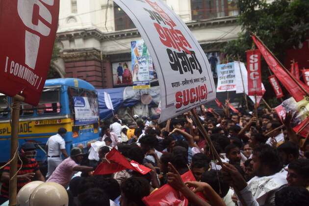 June 29, 2022, Kolkata, West Bengal, India: June 29, 2022, Kolkata, India: Social Unity Center of India (SUCI) Activists take part during Mass Law Violation rally against the Central Government s new radical schemes. They also protested against the State Government s inability to recruit the vacant positions in the government sectors like health, education. This protest led to a severe clash between the police personnel and protesters. on June 29, 2022 in Kolkata, India. ( Sukhomoy_Sen Eyepix Group Kolkata India - ZUMAe321 20220629_zia_e321_009 Copyright: xSukhomoy_senx xEyepixxGroupx