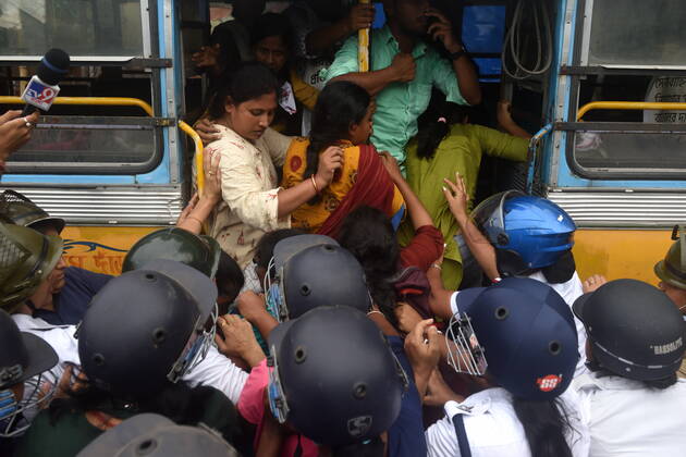 June 29, 2022, Kolkata, West Bengal, India: June 29, 2022, Kolkata, India: Police detain Socialist Unity Centre of India (SUCI) activists during their Mass Law Violation rally against the Central Government s new radical schemes. They also protested against the State Government s inability to recruit the vacant positions in the government sectors like health, education. This protest led to a severe clash between the police personnel and protesters. on June 29, 2022 in Kolkata, India. ( Sukhomoy_Sen Eyepix Group Kolkata India - ZUMAe321 20220629_zia_e321_010 Copyright: xSukhomoy_senx xEyepixxGroupx