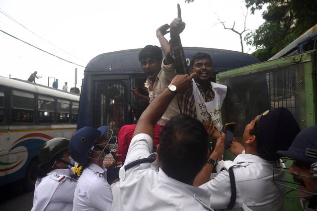 June 29, 2022, Kolkata, West Bengal, India: June 29, 2022, Kolkata, India: Police detain Socialist Unity Centre of India (SUCI) activists during their Mass Law Violation rally against the Central Government s new radical schemes. They also protested against the State Government s inability to recruit the vacant positions in the government sectors like health, education. This protest led to a severe clash between the police personnel and protesters. on June 29, 2022 in Kolkata, India. ( Sukhomoy_Sen Eyepix Group Kolkata India - ZUMAe321 20220629_zia_e321_011 Copyright: xSukhomoy_senx xEyepixxGroupx