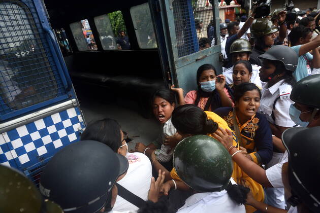 June 29, 2022, Kolkata, West Bengal, India: June 29, 2022, Kolkata, India: Police detain Socialist Unity Centre of India (SUCI) activists during their Mass Law Violation rally against the Central Government s new radical schemes. They also protested against the State Government s inability to recruit the vacant positions in the government sectors like health, education. This protest led to a severe clash between the police personnel and protesters. on June 29, 2022 in Kolkata, India. ( Sukhomoy_Sen Eyepix Group Kolkata India - ZUMAe321 20220629_zia_e321_012 Copyright: xSukhomoy_senx xEyepixxGroupx