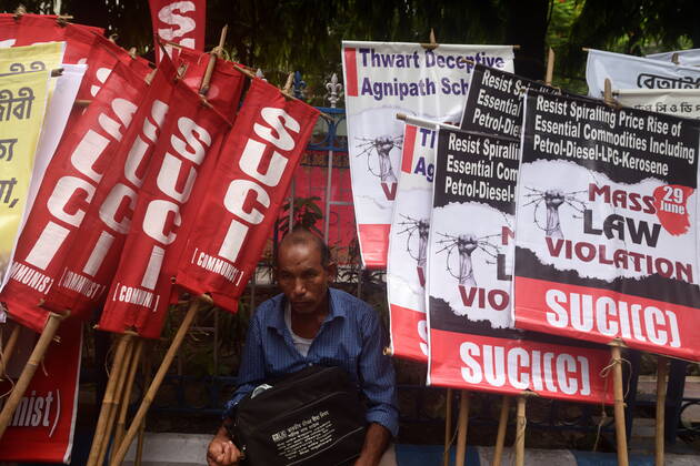 June 29, 2022, Kolkata, West Bengal, India: June 29, 2022, Kolkata, India: Social Unity Center of India (SUCI) Activists take part during Mass Law Violation rally against the Central Government s new radical schemes. They also protested against the State Government s inability to recruit the vacant positions in the government sectors like health, education. This protest led to a severe clash between the police personnel and protesters. on June 29, 2022 in Kolkata, India. ( Sukhomoy_Sen Eyepix Group Kolkata India - ZUMAe321 20220629_zia_e321_013 Copyright: xSukhomoy_senx xEyepixxGroupx