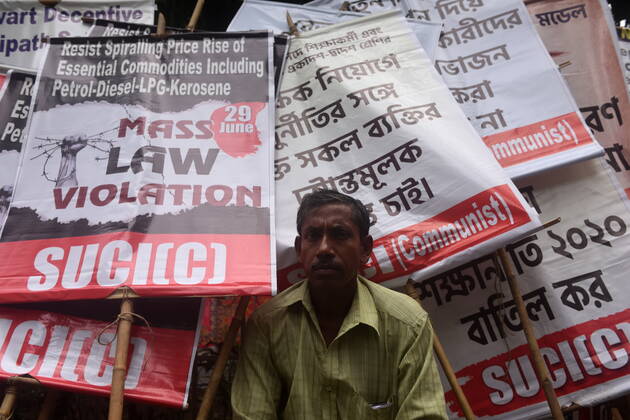 June 29, 2022, Kolkata, West Bengal, India: June 29, 2022, Kolkata, India: Social Unity Center of India (SUCI) Activists take part during Mass Law Violation rally against the Central Government s new radical schemes. They also protested against the State Government s inability to recruit the vacant positions in the government sectors like health, education. This protest led to a severe clash between the police personnel and protesters. on June 29, 2022 in Kolkata, India. ( Sukhomoy_Sen Eyepix Group Kolkata India - ZUMAe321 20220629_zia_e321_014 Copyright: xSukhomoy_senx xEyepixxGroupx