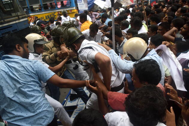 June 29, 2022, Kolkata, West Bengal, India: June 29, 2022, Kolkata, India: Police detain Socialist Unity Centre of India (SUCI) activists during their Mass Law Violation rally against the Central Government s new radical schemes. They also protested against the State Government s inability to recruit the vacant positions in the government sectors like health, education. This protest led to a severe clash between the police personnel and protesters. on June 29, 2022 in Kolkata, India. ( Sukhomoy_Sen Eyepix Group Kolkata India - ZUMAe321 20220629_zia_e321_015 Copyright: xSukhomoy_senx xEyepixxGroupx