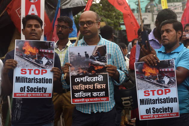 June 29, 2022, Kolkata, West Bengal, India: June 29, Kolkata, India: Youth wings of the Left Parties protested against the Centre s Agneepat scheme †as radical new recruitment plan for India s armed forces only with a short-term contract of four years. Controversy erupted in new scheme which may potentially affect the future of serving personnel, professionalism, ethos and fighting spirit of the forces and possibly lead to militarization of civil society. on June 29, 2022 in Kolkata, India. Kolkata India - ZUMAe321 20220629_zia_e321_018 Copyright: xSukhomoy_xSenx xEyepixxGroupx