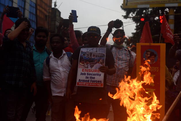 June 29, 2022, Kolkata, West Bengal, India: June 29, Kolkata, India: Youth wings of the Left Parties protested against the Centre s Agneepat scheme †as radical new recruitment plan for India s armed forces only with a short-term contract of four years. Controversy erupted in new scheme which may potentially affect the future of serving personnel, professionalism, ethos and fighting spirit of the forces and possibly lead to militarization of civil society. on June 29, 2022 in Kolkata, India. Kolkata India - ZUMAe321 20220629_zia_e321_019 Copyright: xSukhomoy_xSenx xEyepixxGroupx