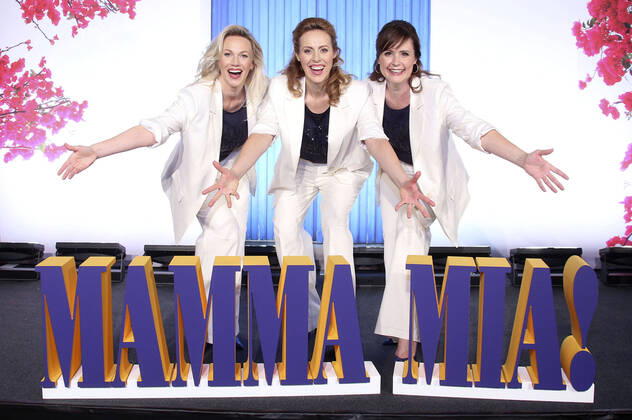 Bilder des Jahres 2022, Entertainment 06 Juni Entertainment Themen der Woche KW26 Entertainment Bilder des Tages Jennifer van Brenk, Anna Thoren und Franziska Lessing bei der Präsentation des neuen Cast für die Wiederaufnahme des Musicals Mamma Mia! nach 20 Jahren im Theater Neue Flora. Hamburg, 29.06.2022