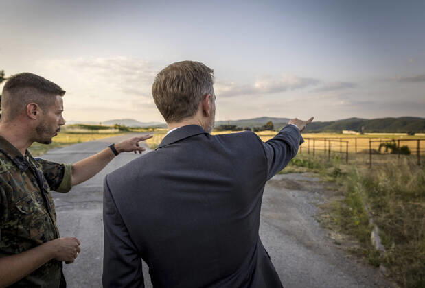 Bilder des Jahres 2022, News 06 Juni News Themen der Woche KW26 Christian Lindner (FDP), Bundesminister der Finanzen, besucht deutsche Soldaten am NATO Stuetzpunkt Sliac in der Slovakei. Hier ist die 1. Einsatzstaffel PATRIOT stationiert. Sliac Slovakia Copyright: xThomasxKoehlerx