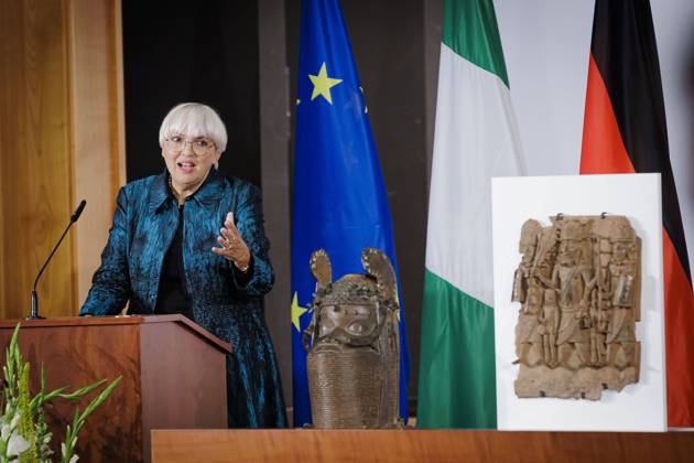 Bilder des Jahres 2022, News 07 Juli News Themen der Woche KW26 News Bilder des Tages Claudia Roth (Buendnis 90 Die Gruenen), Staatsministerin fuer Kultur und Medien, nimmt an einer Veranstaltung anlaesslich der Unterzeichnung einer politischen Erklaerung zu den Benin-Bronzen mit Nigeria teil. Deutschland und Nigeria unterzeichnen eine Vereinbarung zur Rueckgabe der Benin-Bronzen. Berlin, 01.07.2022 Berlin Germany Copyright: xThomasxTrutschelx