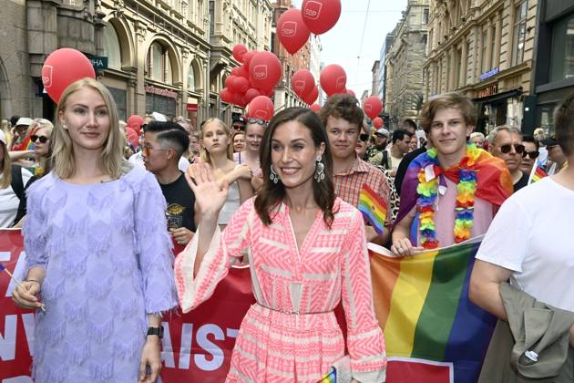 Bilder des Jahres 2022, Entertainment 07 Juli Entertainment Themen der Woche KW26 Entertainment Bilder des Tages Finnish Prime Minister Sanna Marin (C) participates in the Helsinki Pride 2022 march in Helsinki, Finland, on July 2, 2022. Helsinki Finland  Copyright: xJussixNukarix LKFTJK20220702132152XHHQ