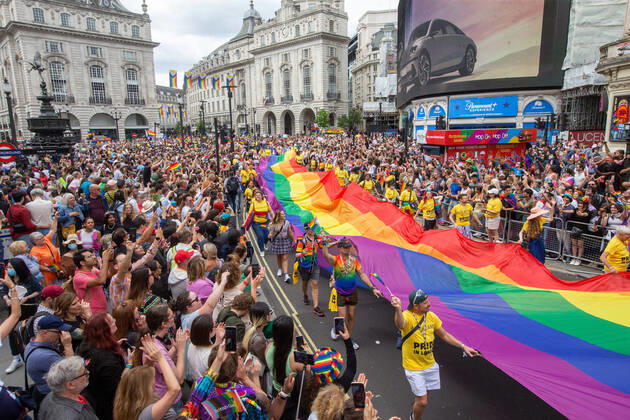 Bilder des Jahres 2022, News 07 Juli News Themen der Woche KW26 July 2, 2022, London, England, United Kingdom: London Pride Parade is seen passing through the crowd in Piccadilly Circus. London United Kingdom - ZUMAs262 20220702_zip_s262_007 Copyright: xTayfunxSalcix