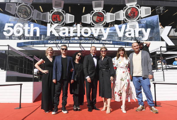 Bilder des Jahres 2022, Entertainment 07 Juli Entertainment Themen der Woche KW26 Entertainment Bilder des Tages Delegation of the competition film Fucking Bornholm, from left Izabela Kiszka-Hoflik, Marcel Slawinski, Katarzyna Sobanska, actor Maciej Stuhr, director Anna Kazejak, Marta Lewandowska and screenwriter Filip Kasperaszek attend a premiere of the competition film Fucking Bornholm within the 56th International Film Festival Karlovy Vary (KVIFF), on July 2nd, 2022, in Karlovy Vary, Czech Republic. (CTKxPhoto KaterinaxSulova) CTKPhotoP2022070205205 suk026