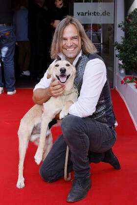 Entertainment Bilder des Tages Sänger Tim Wilhelm von der Band Münchener Freiheit mit seinem Hund bei der Gala der Goldenen Sonne 40 Jahre deutsches Privatfernsehen im im GOP Varietà Theater. Essen, 02.07.2022 NRW Deutschland Copyright: xChristophxHardtx