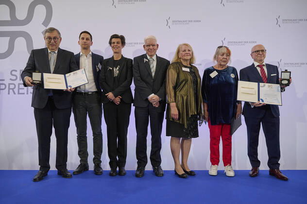 Bilder des Jahres 2022, News 07 Juli News Themen der Woche KW26 News Bilder des Tages Der Zentralrat der Juden in Deutschland hat am Sonntag (03.07.2022) in Berlin zwei Vereine mit dem Paul-Spiegel-Preis fuer Zivilcourage geehrt. Der Fussballverein Tennis Borussia Berlin wurde bei dem Festakt fuer sein Engagement gegen Rechtsextremismus und Antisemitismus ausgezeichnet. Die bundesweite Initiative Omas gegen Rechts erhielt die Auszeichnung fuer ihre Kampagnen gegen Antisemitismus und Rassismus. Ihr war der Preis bereits 2020 zuerkannt worden, die Auszeichnung konnte jedoch coronabedingt nicht zeitnah ueberreicht werden. (Foto v.l.: Abraham Lehrer, Vizepraesident des Zentralrats der Juden in Deutschland EDITORIAL USE ONLY