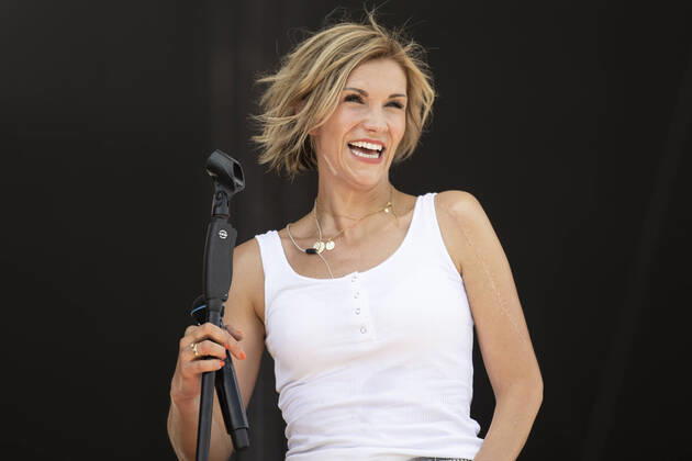 Bilder des Jahres 2022, Entertainment 07 Juli Entertainment Themen der Woche KW26 Entertainment Bilder des Tages Schlagerinsel Unterhaltung: Schlagerinsel am 03.07.2022 Hildesheim (Niedersachsen). Anna-Maria Zimmermann steht in Hildesheim auf der Bühne Hildesheim Volksfestplatz Niedersachsen Deutschland Copyright: xMarcoxSteinbrenner Kirchner-Mediax