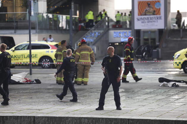 KÖOENHAMN 20220703 Police and rescue vehicles nearby where several people have been hit in a shooting at a shopping centre in Copenhagen Several people were shot dead at the shopping centre in Copenhagen, police said at a press conference KÖPENHAMN DANMARK x10600x  Copyright: xAndreasxHillergrenxx xTTx KÖPENHAMNSKOTT