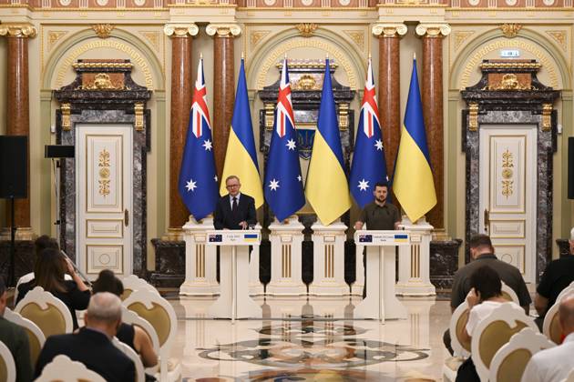 Ukraine-Krieg, Jahrestag der Invasion, Persönlichkeiten besuchen die Ukraine, Archivbilder News Bilder des Tages ANTHONY ALBANESE UKRAINE VISIT, Australian Prime Minister Anthony Albanese (left) and Ukrainian President Volodymyr Zelenskiy speak to the media during a press conference at the Presidential Palace in Kyiv, Ukraine, Sunday, July 3, 2022. Mr Albanese made a 12 hours long visit to Kyiv meeting with Ukrainian President Volodymyr Zelenskiy. ( NO ARCHIVING, EDITORIAL USE ONLY, NO USE IN BOOKS WITHOUT CONSENT KYIV UKRAINE Copyright: xLUKASxCOCHx 20220704001676069256