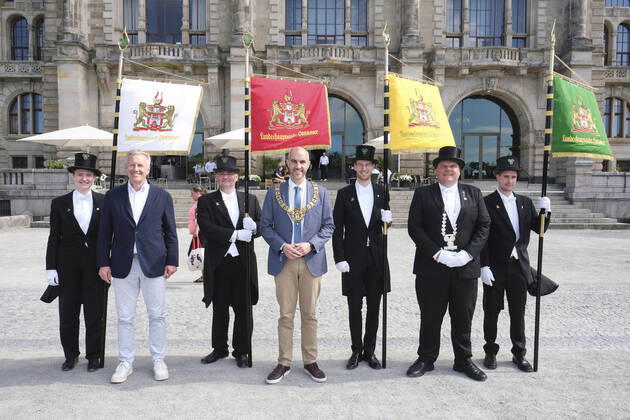 Bilder des Jahres 2022, Entertainment 07 Juli Entertainment Themen der Woche KW26 News Bilder des Tages Vanessa Smorra, Christian Wulff, Torsten Tegtmeier, Belit Onay, Sebastian Witte, Rolf Franke und Julius Torben Stamkort beim Schützenausmarsch zum 493. Schützenfest in der Innenstadt. Hannover, 03.07.2022