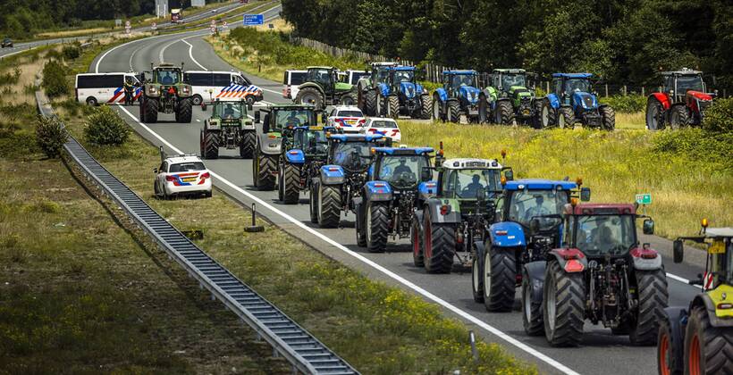 Bilder des Jahres 2022, News 07 Juli News Themen der Woche KW27 News Bilder des Tages 2022-07-04 14:42:48 HAPERT - The police are present on the A67 near Eindhoven to intervene in a farmers protest. At Hapert, the road was blocked by several agricultural vehicles, but according to the police, traffic is moving there again. ANP ROB ENGELAAR netherlands out - belgium out