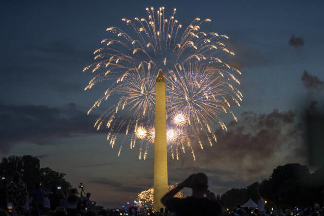 Bilder des Jahres 2022, News 07 Juli News Themen der Woche KW27 News Bilder des Tages Fireworks go off near the Washington Monument on the National Mall as people celebrate America s 246th Independence Day in Washington D.C., Monday, July 4, 2022. Earlier in the day there was a deadly shooting during a July 4th parade in Chicago.  WAS20220704520 KenxCedeno