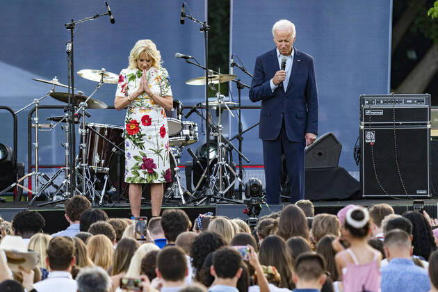 Bilder des Jahres 2022, News 07 Juli News Themen der Woche KW27 News Bilder des Tages July 4, 2022, Washington, District of Columbia, USA: President JOE BIDEN and First Lady JILL BIDEN hold a moment of silence for victims of a mass shooting in Highland Park, Illinois at a Fourth of July barbecue for military families on the South Lawn of the White House in Washington, D.C. July 4, 2022. Washington USA - ZUMAs222 20220704_znp_s222_068 Copyright: xDominickxSokotoffx