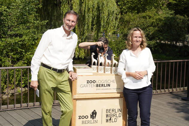 Andreas Knieriem und Steffi Lemke bei der Verleihung des Artenschutzpreises 2022 im Zoo Berlin. Berlin, 05.07.2022