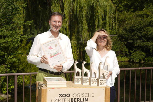 Andreas Knieriem und Steffi Lemke bei der Verleihung des Artenschutzpreises 2022 im Zoo Berlin. Berlin, 05.07.2022