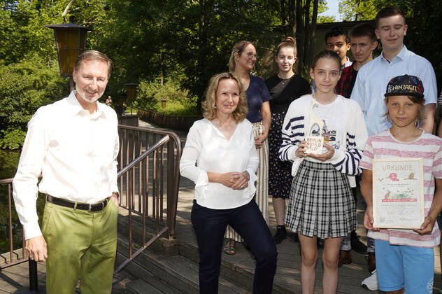 Andreas Knieriem und Steffi Lemke mit den Preisträgern bei der Verleihung des Artenschutzpreises 2022 im Zoo Berlin. Berlin, 05.07.2022