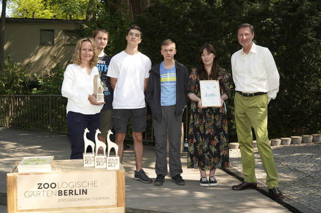 Steffi Lemke und Andreas Knieriem mit den Preisträgern bei der Verleihung des Artenschutzpreises 2022 im Zoo Berlin. Berlin, 05.07.2022