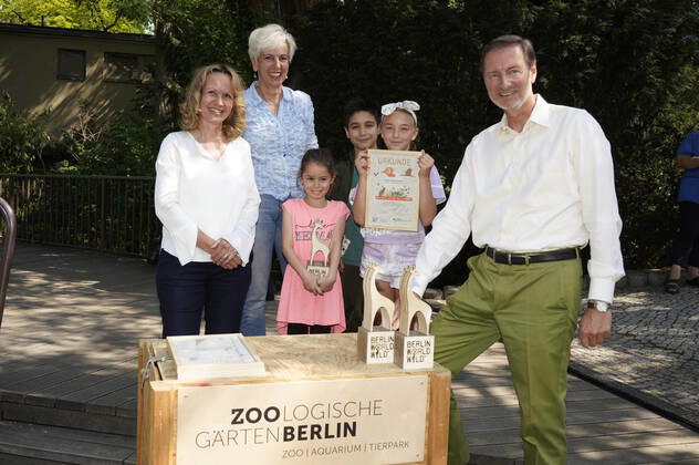 Steffi Lemke und Andreas Knieriem mit den Preisträgern bei der Verleihung des Artenschutzpreises 2022 im Zoo Berlin. Berlin, 05.07.2022