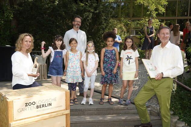 Steffi Lemke und Andreas Knieriem mit den Preisträgern bei der Verleihung des Artenschutzpreises 2022 im Zoo Berlin. Berlin, 05.07.2022