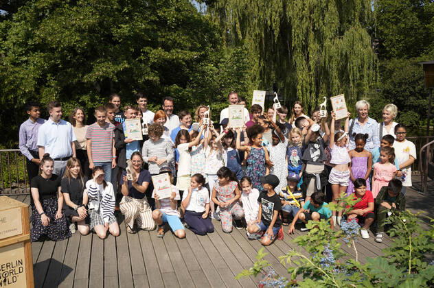 Steffi Lemke und Andreas Knieriem mit den Preisträgern bei der Verleihung des Artenschutzpreises 2022 im Zoo Berlin. Berlin, 05.07.2022