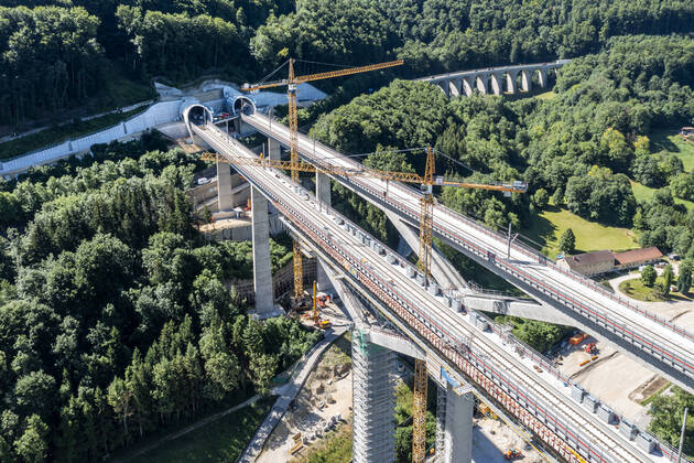 Bilder des Jahres 2022, News 07 Juli News Themen der Woche KW27 News Bilder des Tages Eine der höchsten Eisenbahnbrücken in Deutschland ist fertig gebaut. Die rund 500 Meter lange Filstalbrücke ist Teil der künftigen Hochgeschwindigkeitsstrecke Stuttgart - Ulm. Die 85 Meter hohe Brücke ist nach Bahnangaben die dritthöchste Eisenbahnbrücke in Deutschland. Im Dezember 2022 rollen hier die ersten Züge. Links das Portal zum 4847 Meter langen Steinbühltunnel hinauf auf die Schwäbische Alb. Darunter der Albaufstieg im Zuge der Autobahn A8 mit der markanten Malakoffbrücke. 05.07.2022: Deutschland, Baden-Württemberg, Mühlhausen im Täle.