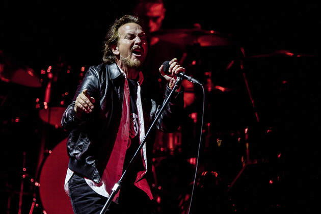 Bilder des Jahres 2022, Entertainment 07 Juli Entertainment Themen der Woche KW27 Entertainment Bilder des Tages Pearl Jam live in Copenhagen, Denmark Copenhagen, Denmark. 05th, July 2022. The American grunge and rock band Pearl Jam performs a live concert at Royal Arena in Copenhagen. Here singer, songwriter and musician Eddie Vedder is seen live on stage. Copenhagen Denmark  Copyright: xGonzalesxPhoto LassexLagonix