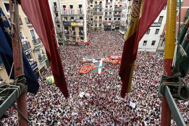 Bilder des Jahres 2022, News 07 Juli News Themen der Woche KW27 People enjoy in the Consistorial Square of Pamplona, Navarra, northern of Spain on 06 July 2022 during the chupinazo that marks the begining of the Sanfermines Fest. Begining of Sanfermines Fest !ACHTUNG: NUR REDAKTIONELLE NUTZUNG!  Copyright: xJesusxDigesx GRAF4138 20220706-2b6de88ed33e979616425785ed25bb744925f4d4