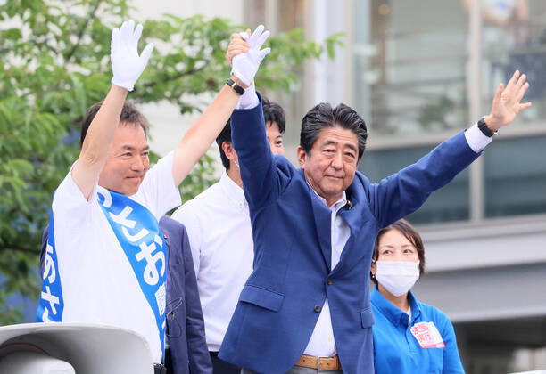 Bilder des Jahres 2022, News 07 Juli News Themen der Woche KW27 July 6, 2022, Yokohama, Japan - Former Japanese Prime Minister Shinzo Abe (C) raises arms with the ruling Liberal Democratic Party candidate Keiichiro Asao (L) after he delivered a campaign speech for the Upper House election in Yokohama, suburban Tokyo on Wednesday, July 6, 2022. The Upper House election will be held on July 10.  , aflo_192824600.jpg,