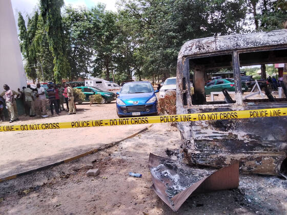 Bilder des Jahres 2022, News 07 Juli News Themen der Woche KW27 (220706) -- ABUJA, July 6, 2022 -- Photo taken on July 6, 2022 shows a damaged vehicle at the site of an attack on a prison in Abuja, Nigeria. At least 300 inmates were on the run while one inmate died and three others were injured during an attack on Tuesday by unidentified gunmen on a prison in Abuja, Nigeria s capital city, a senior official said on Wednesday. TO GO WITH 2nd LD Writethru: At least 300 inmates escape after armed attack on jail in Nigerian capital ( Handout via Xinhua) NIGERIA-ABUJA-PRISON-ATTACK NAN 