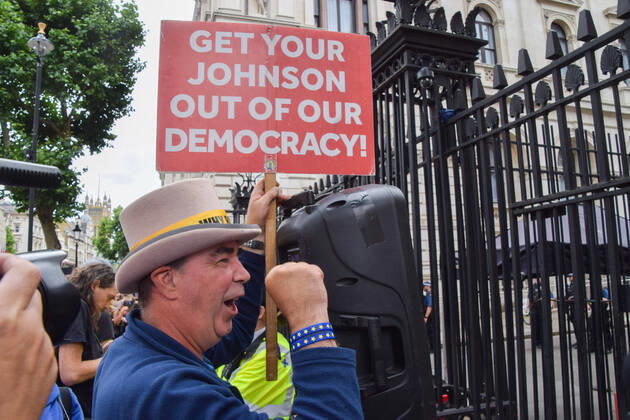 Bilder des Jahres 2022, News 07 Juli News Themen der Woche KW27 July 7, 2022, London, England, United Kingdom: Anti-Brexit activist STEVE BRAY celebrates outside Downing Street as Boris Johnson announces his resignation. London United Kingdom - ZUMAv130 20220707_zip_v130_010 Copyright: xVukxValcicx