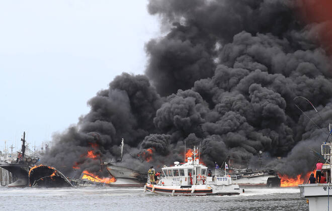 Bilder des Jahres 2022, News 07 Juli News Themen der Woche KW27 News Bilder des Tages (220707) -- JEJU, July 7, 2022 -- Smoke rises from burning fishing boats at a port in Jeju, South Korea, July 7, 2022. Three people were injured and two others missing at a fire of three fishing boats in South Korea s southern resort island of Jeju, Yonhap news agency reported Thursday. ( Handout via Xinhua) SOUTH KOREA-JEJU-FISHING BOATS-FIRE NEWSIS 