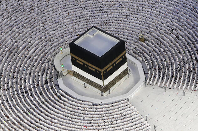 Bilder des Jahres 2022, News 07 Juli News Themen der Woche KW27 News Bilder des Tages July 6, 2022, Mecca, Mecca, Saudi Arabia: Muslim worshippers are seen pray around the Kaaba at the Grand Mosque from the Abraj Al-Bait Towers also known as the Mecca Royal Hotel Clock Tower, in Saudi Arabia s holy city of Mecca, on July 6, 2022. One million people, including 850,000 from abroad, are allowed to participate in this year s hajj -- a key pillar of Islam that all able-bodied Muslims with the means are required to perform at least once -- after two years of drastically curtailed numbers due to the coronavirus pandemic Mecca Saudi Arabia - ZUMAap3_ 20220706_zaf_ap3_204 Copyright: xAshrafxAmrax