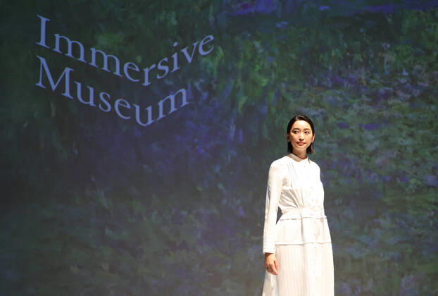 Bilder des Jahres 2022, Entertainment 07 Juli Entertainment Themen der Woche KW27 Entertainment Bilder des Tages July 7, 2022, Tokyo, Japan - Japanese actress Anne Watanabe, daughter of Ken Watanabe attends a press preview of digital arts exhibition Immersive Museum which will be held from July 8 through October 29 in Tokyo on Thursday, July 7, 2022. Journalists admire 70 masterpieces of Impressionist painters in the 19th Century are projected on the 6m-tall large walls with digital effects of 30-minute contents of the Immersive museum event.  , aflo_192925413.jpg,