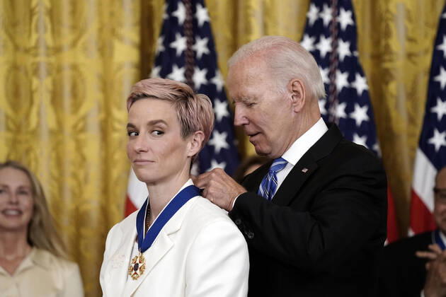 Bilder des Jahres 2022, News 07 Juli News Themen der Woche KW27 News Bilder des Tages July 7, 2022, Washington, District of Columbia, USA: United States President Joe Biden awards the Presidential Medal of Freedom to Megan Rapinoe, an Olympic gold medalist, two-time Women™s World Cup champion and advocate for gender pay equality, racial justice and LGBTQI+ rights, and sixteen other recipients in the East Room of the White House in Washington, DC on Thursday, July 7, 2022 Washington USA - ZUMAs152 20220707_zaa_s152_154 Copyright: xKenxCedenox-xPoolxviaxCNPx