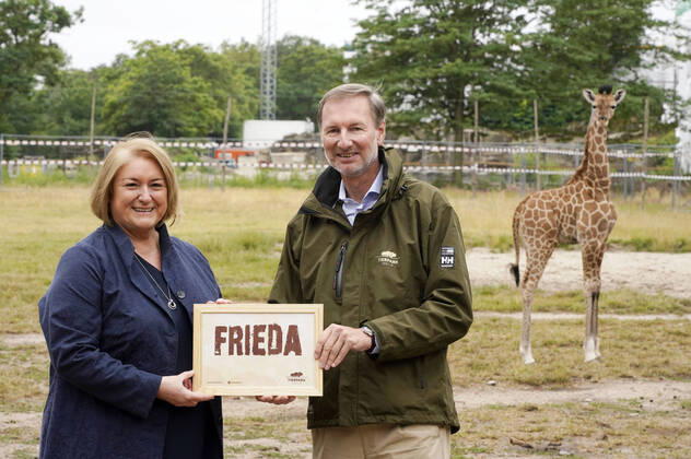 Bilder des Jahres 2022, Entertainment 07 Juli Entertainment Themen der Woche KW27 Entertainment Bilder des Tages Sabine Pentrop und Tierparkdirektor Andreas Knieriem bei der Taufe des jüngsten Giraffennachwuchses auf den Namen Frieda. Die kleine Giraffe kam am 21. Juni 2022 im Tierpark Berlin zur Welt. Berlin, 08.07.2022