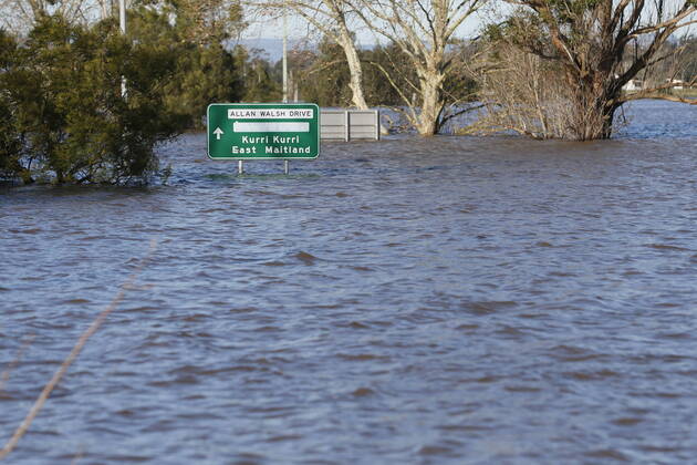 Bilder des Jahres 2022, News 07 Juli News Themen der Woche KW27 News Bilder des Tages FLOODING NSW CLEAN UP, Allan Walsh Drive under floodwaters in Maitland, Saturday, July 9, 2022. Clean-up work has begun in many soaked NSW regions, but 40,000 people remain under evacuation orders amid the danger of still-rising waters. ( NO ARCHIVING, EDITORIAL USE ONLY, NO USE IN BOOKS WITHOUT CONSENT MAITLAND NSW AUSTRALIA  Copyright: xDARRENxPATEMANx 20220709001677602735