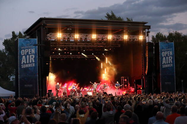 Manfred Hennig, Fritz Puppel, Toni Krahl und Georgi Gogow, v.l., von der Band City bei einem Open Air Konzert zum Auftakt der Abschiedstour 50 Jahre City Die letzte Runde am Waschhaus in Potsdam, 8. Juli 2022. City Konzert Potsdam