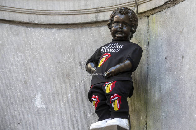 Bilder des Jahres 2022, News 07 Juli News Themen der Woche KW27 News Bilder des Tages Illustration picture shows a ceremony for the presentation of a Rolling Stones costume for the iconic Manneken Pis statue in the city center of Brussels, Saturday 09 July 2022. On Monday 11 July, the Rolling Stones perform in Brussels, as part of their Sixty Tour .  NICOLASxMAETERLINCK 37149395