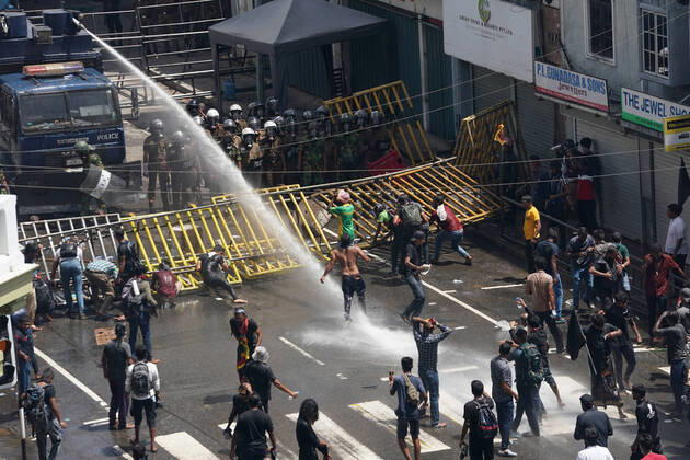 Bilder des Jahres 2022, News 07 Juli News Themen der Woche KW27 Anti-Government Protest In Sri Lanka Security forces fire tear gas to disperse an anti government protest rally outside the presidents official residence, on july 09, 2022, in Colombo Sri Lanka Colombo Sri Lanka  Copyright: xThilinaxKaluthotagex originalFilename: kaluthotage-notitle220709_npjHl.jpg